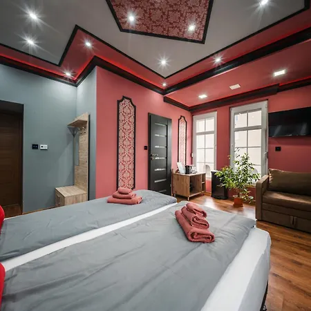 White House Miskolc, Red ميسكولك