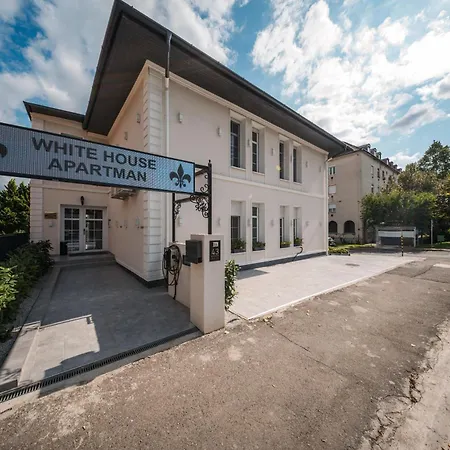 White House Miskolc, Red *